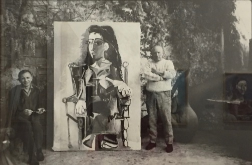 Picasso und Charles Feld, Directeur des Éditions du Cercle d'art mit dem Gemälde „Jacqueline und ihre Katze, 1964“ - Foto nicht datiert © starkandart.com